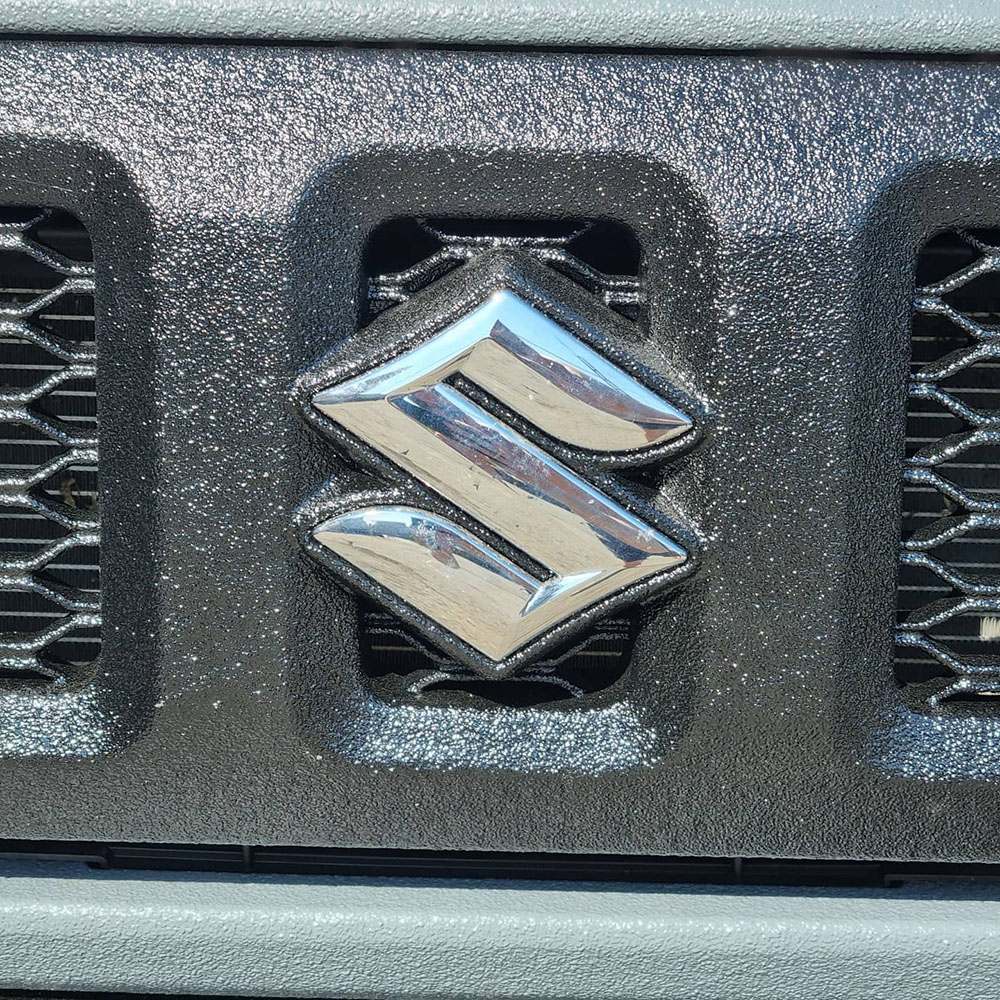 Защита миниатюрного внедорожника Suzuki Jimny покрытием Line-X