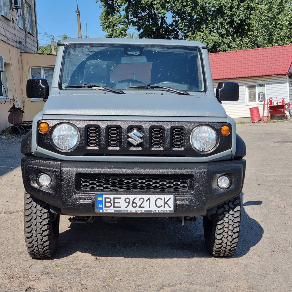 Защита миниатюрного внедорожника Suzuki Jimny покрытием Line-X