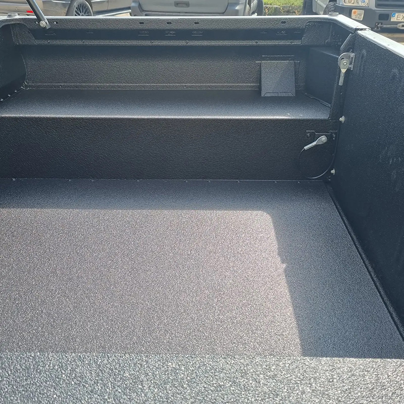 Защита багажника Land Rover Defender покрытием Line-X от механических повреждений и коррозии