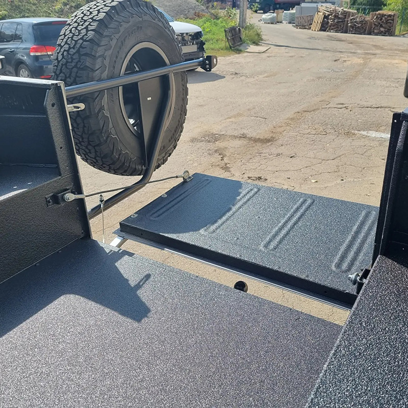 Защита багажника Land Rover Defender покрытием Line-X от механических повреждений и коррозии