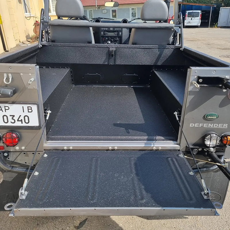 Защита багажника Land Rover Defender покрытием Line-X от механических повреждений и коррозии