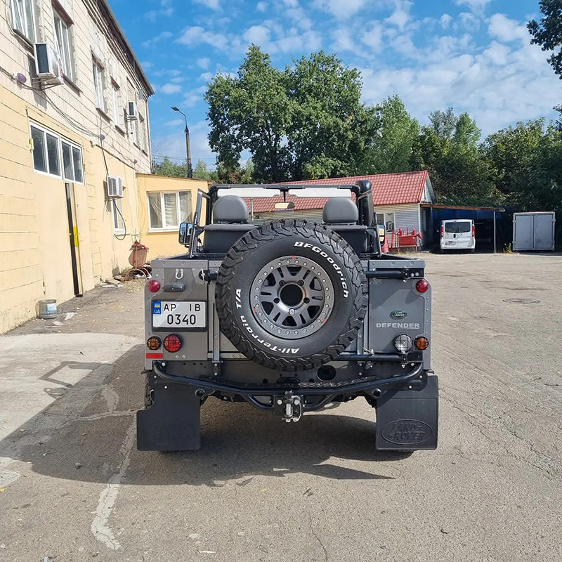 Защита багажника Land Rover Defender покрытием Line-X от механических повреждений и коррозии