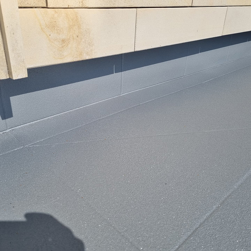 Защита и гидроизоляция кровли открытой террасы дома покрытием Line-X