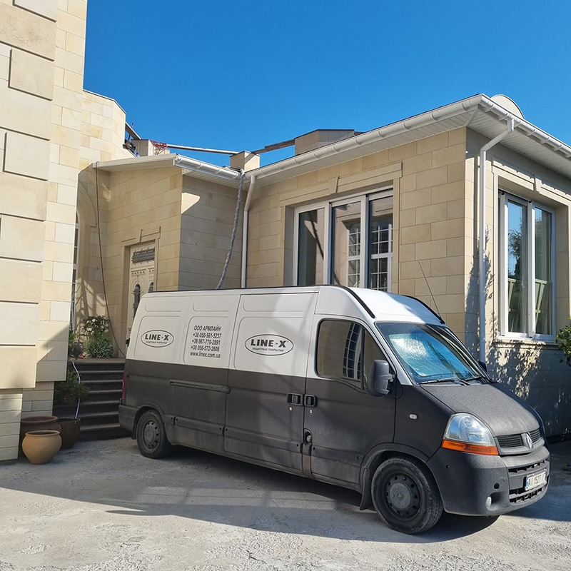 Защита и гидроизоляция кровли открытой террасы дома покрытием Line-X