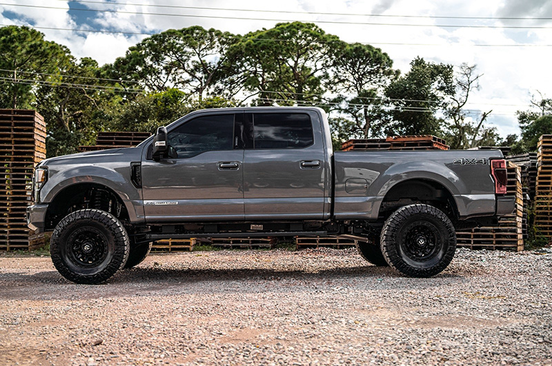 Защита кузова пикапа Ford F250 полимерным покрытием Line-X