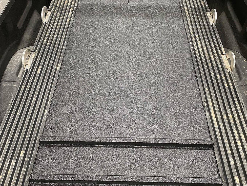 Пандус для перевозки снегохода в кузове пикапа с защитой Line-X