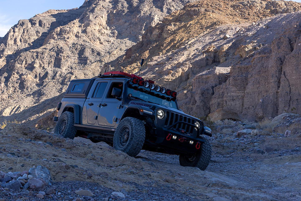 Защита крыши экспедиционного багажника Джипа покрытием Line-X