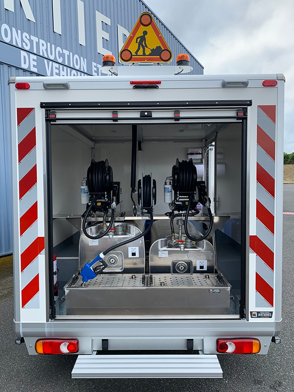 Защита фургона дорожной службы покрытием Line-X