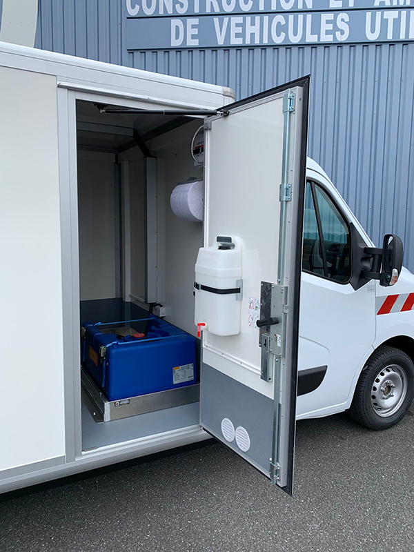 Защита фургона дорожной службы покрытием Line-X