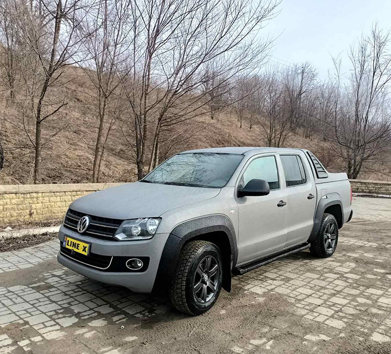 Серый с черными акцентами Volkswagen Amarok в защитном покрытии Line-X