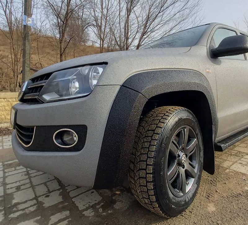 Серый с черными акцентами Volkswagen Amarok в защитном покрытии Line-X