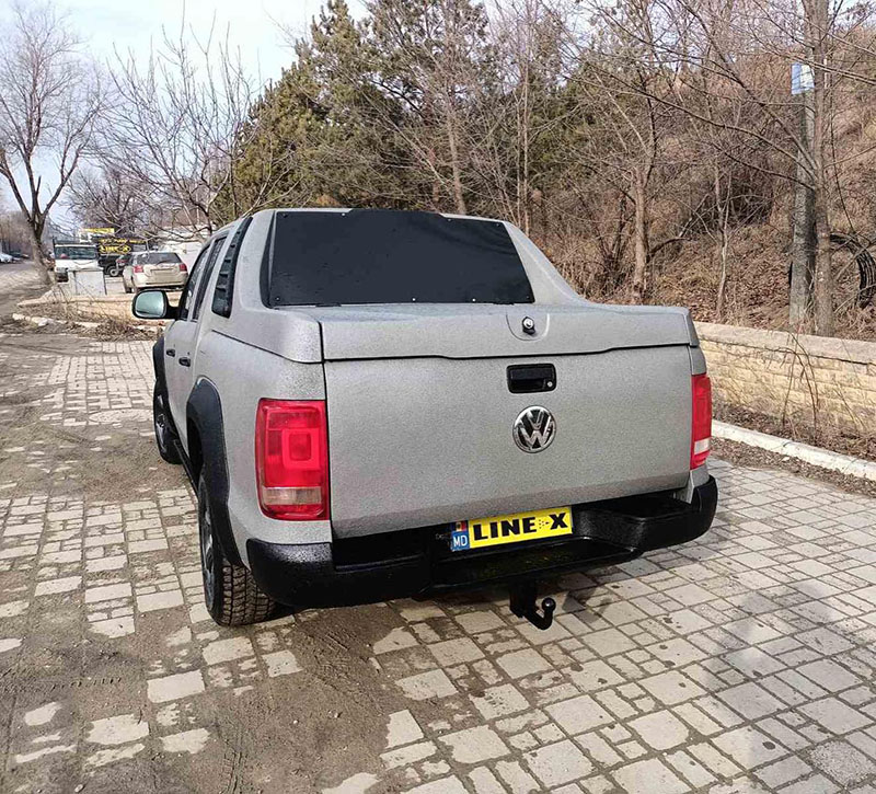 Серый с черными акцентами Volkswagen Amarok в защитном покрытии Line-X