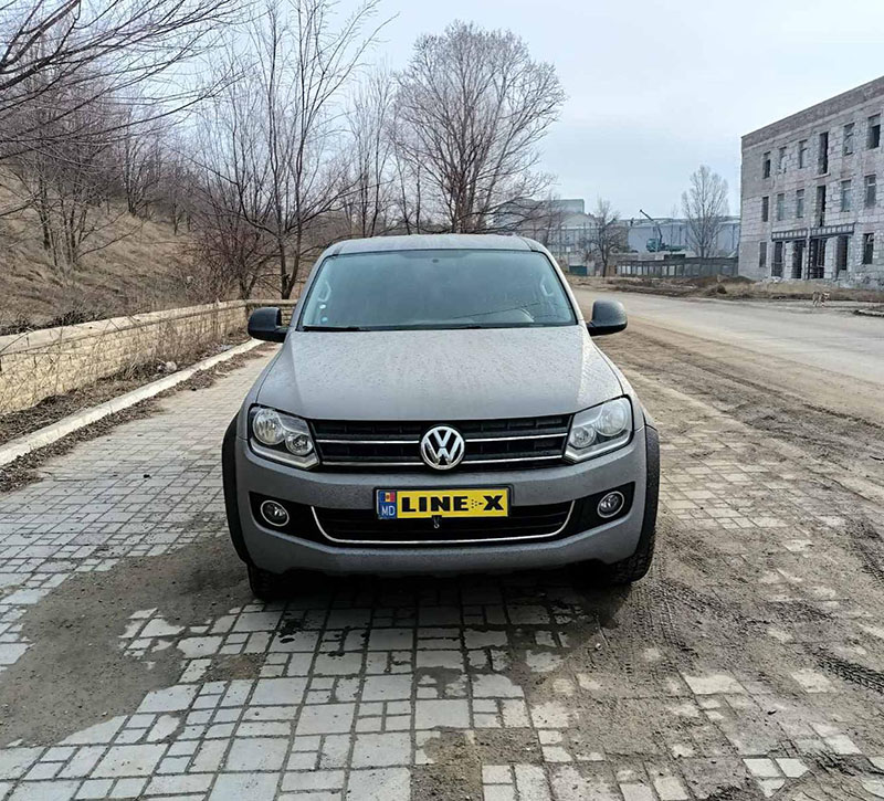 Серый с черными акцентами Volkswagen Amarok в защитном покрытии Line-X
