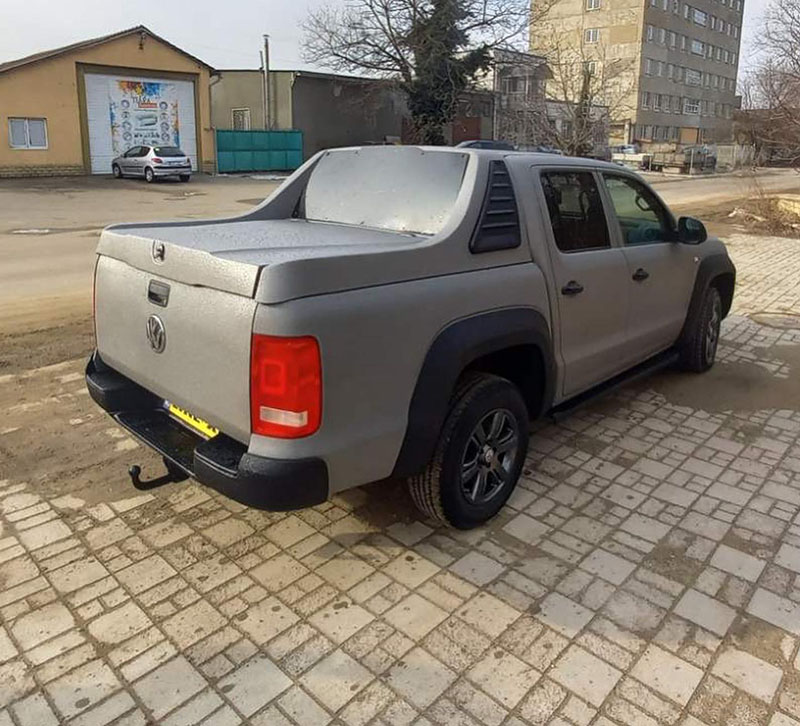 Серый с черными акцентами Volkswagen Amarok в защитном покрытии Line-X
