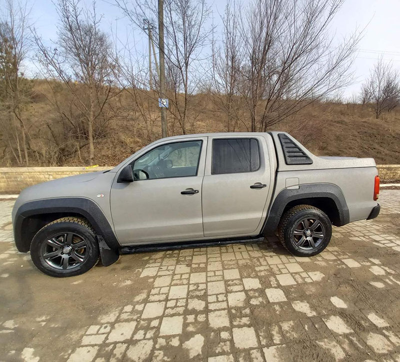 Серый с черными акцентами Volkswagen Amarok в защитном покрытии Line-X