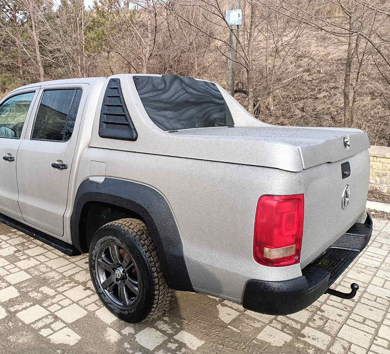 Серый с черными акцентами Volkswagen Amarok в защитном покрытии Line-X