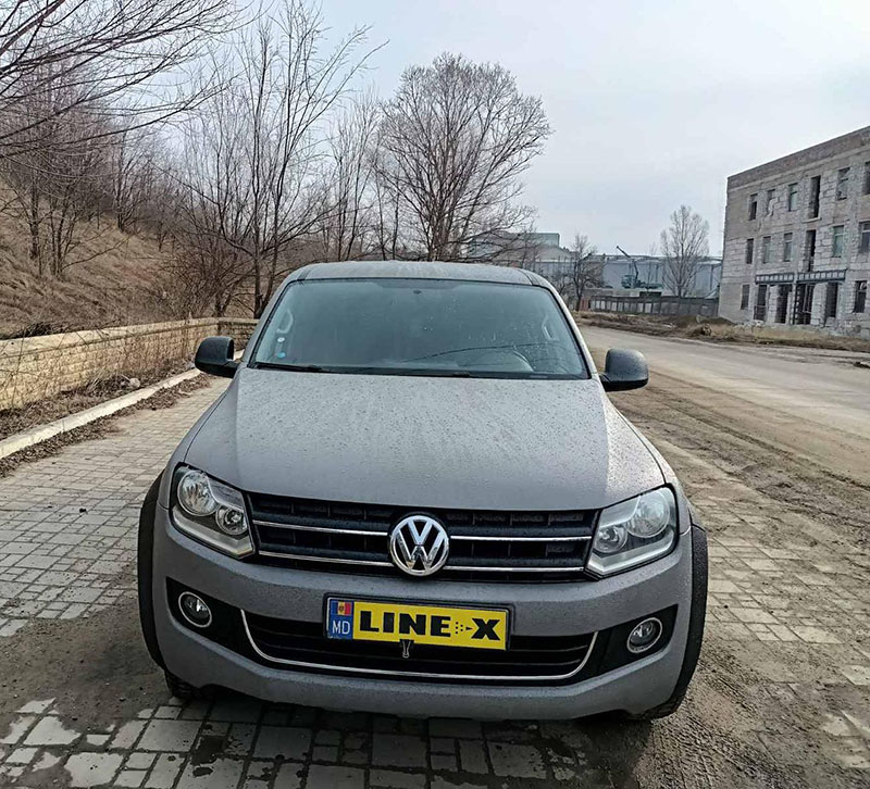 Серый с черными акцентами Volkswagen Amarok в защитном покрытии Line-X