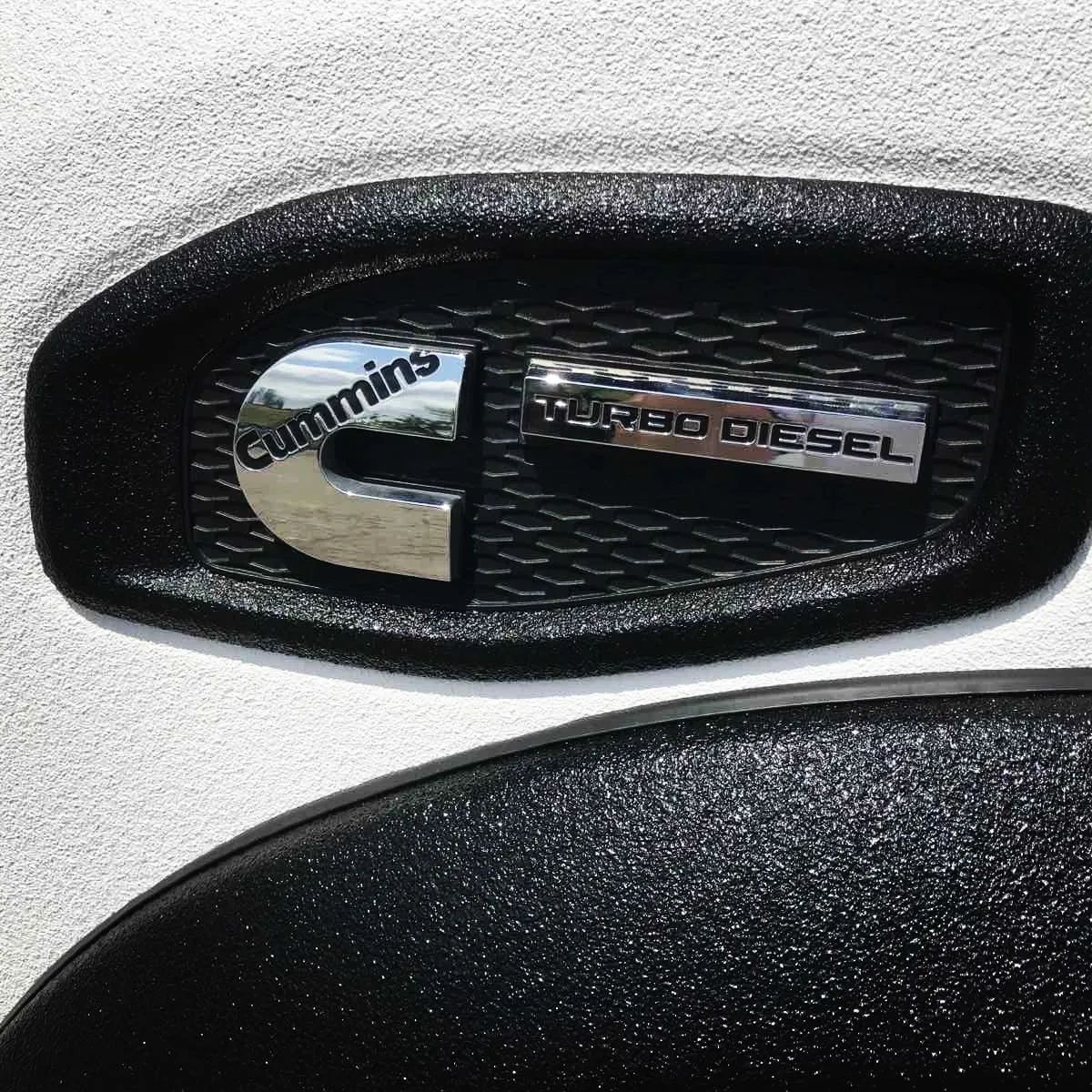 нещодавно закінчений проект із нанесення захисного покриття Line-X на кузов Nissan Titan XD